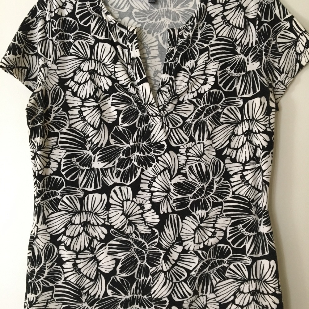 Black and white cap sleeve top.